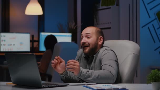 Счастливый веселый бизнесмен улыбается, глядя на дисплей ноутбука — стоковое видео