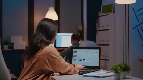 Femme d'affaires accro au travail travaillant à la stratégie de gestion d'analyse — Video