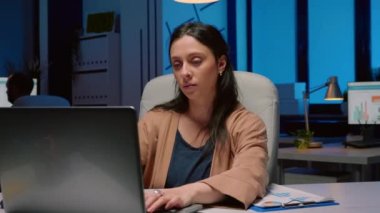 Finansal istatistikleri analiz eden yorgun işkolik girişimcinin portresi