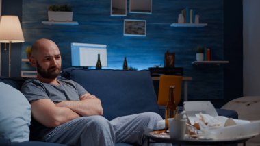 Hüsrana uğramış bir adam uzayda tek başına oturmuş depresyonda.