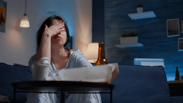 Frustrado estresado mujer soltera que tiene dolor de cabeza sentirse triste deprimido —  Fotos de Stock