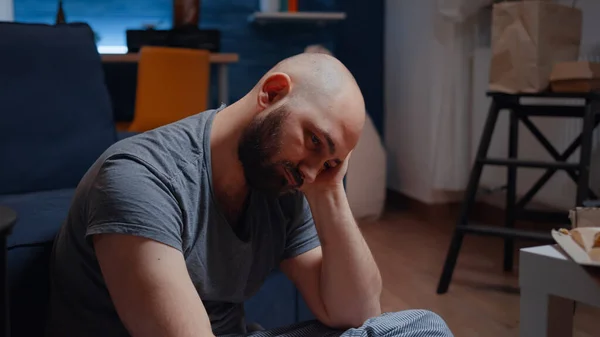 Verletzlicher depressiver Mann sitzt allein und fühlt sich emotional instabil — Stockfoto