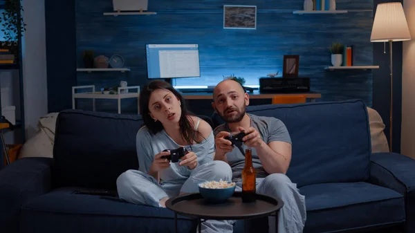 Zaměřeno určený pár hraje video hry pozdě v noci — Stock fotografie
