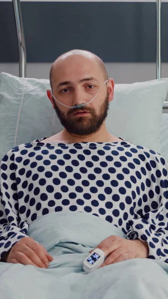 Potrait nemocného muže nosící nosní kyslíkovou trubici s respiračním onemocněním l — Stock fotografie