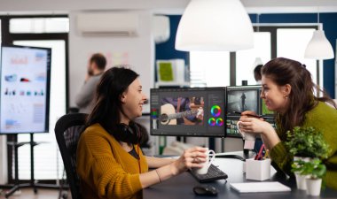 Videograflardan oluşan bir ekip iş molasında tartışıyor ve gülüyor.