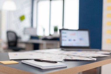 Finansal destek bürosu beyin fırtınası ve brifing için hazır.