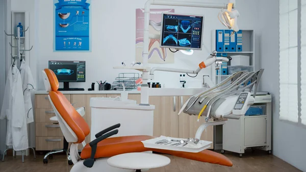 Interno di un moderno studio odontoiatrico attrezzato con raggi X su monitor — Foto Stock