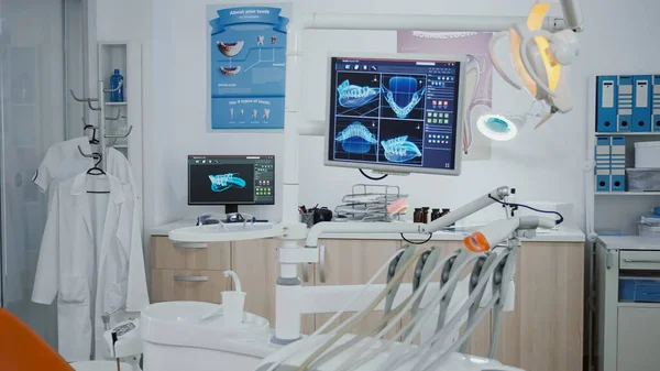 Крупный план выявления снимка медицинской стоматологии дисплей с диагнозом зубов Xray — стоковое фото