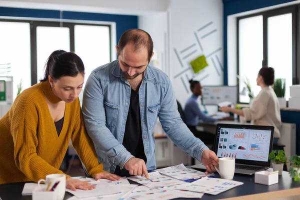 Företagsledning arbetar med viktig deadline i start office — Stockfoto