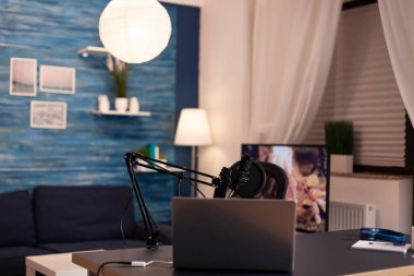 Profesyonel brodcast ile oturma odasında podcast ev stüdyosu