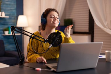 Vlog kaydedicisi, profesyonel mikrofon kullanarak takipçiyle canlı yayında konuşuyor