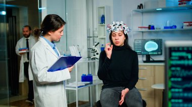 Tıbbi doktor ve hasta hastalık belirtilerini tartışıyor