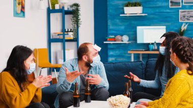 Alnında isim oyunu yazan mutlu insanlar