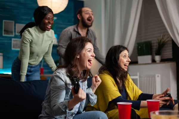 Щасливі багато етносів друзі святкують перемогу, граючи в онлайн відеоігри — стокове фото