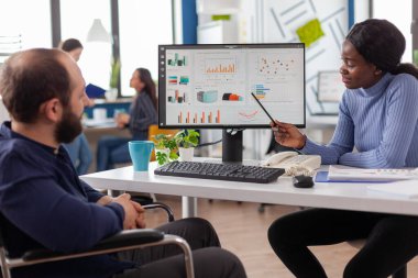 Projenin çözümünü tartışan finansal grafiklerle çalışan çeşitli takımlar
