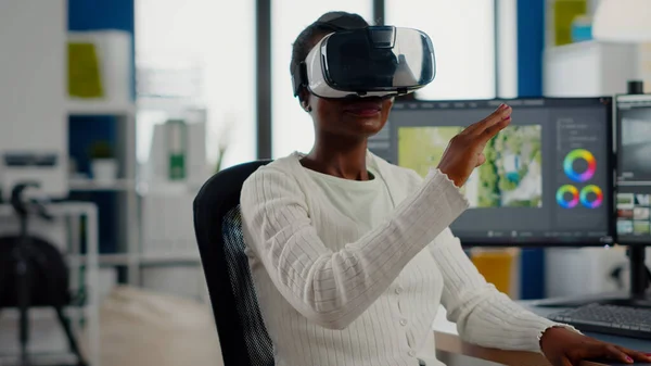 Black videographer wearing VR headset editing project — Stock Photo, Image
