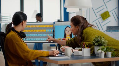 Modern fotoğraf düzenleme yazılımı uygulaması ile çalışan kadın rötuş ekibi