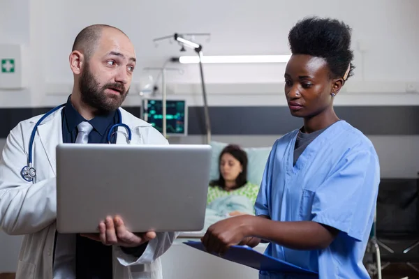 Médecin praticien avec infirmière médicale noire assistant contrôle traitement de récupération — Photo