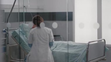 Hasta oksijen tüpüyle yatakta yatıyor ve hastalık belirtilerini tartışıyor.
