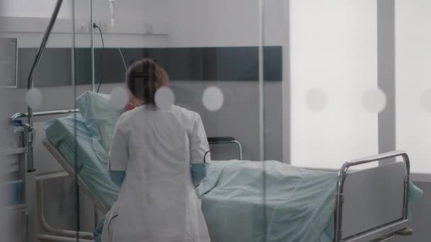 Paziente sdraiato a letto con tubo di ossigeno discutendo sintomo di malattia — Video Stock