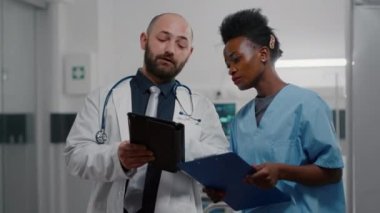 Afro-Amerikan asistanı olan pratisyen doktor iyileşme tedavisini analiz ediyor.