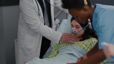 Klinik ekibi hastayı izliyor. Oksijen maskesi takıyor. Solunum durumunu analiz ediyor.