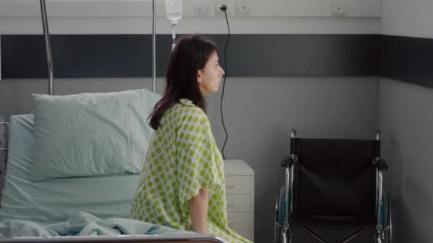 Pielęgniarka medyczna czarna kobieta sprawdza hospitalizowanego chorego pacjenta — Wideo stockowe