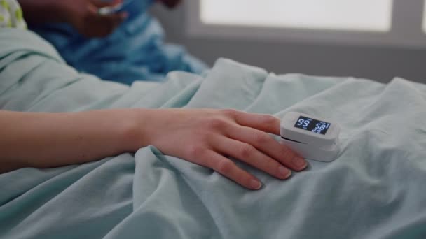 在医院病房卧床休息的病人的近身护理 — 图库视频影像