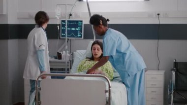 Tıbbi pratisyen doktor hasta kadını kontrol ediyor. Hastalık belirtilerini izliyor.