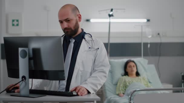 Sick patient sitting in bed talking with oncologist doctor woman — Stock Video