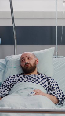 Hastalık iyileşme sürecinde hastayı izleyen pratisyen hemşire hastalık belirtileri yazıyor.