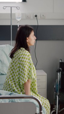 Hastane hastalarını kontrol eden siyahi bir hemşire.