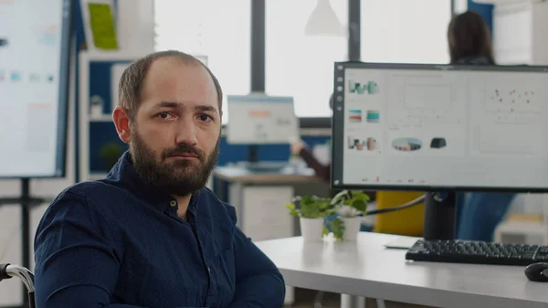 Primer plano de empresario discapacitado triste sentado en silla de ruedas mirando a la cámara — Foto de Stock