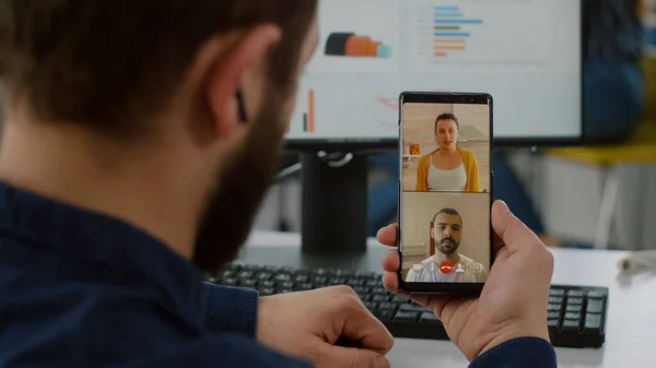 Bezbariérový neplatný manažer mluvící při videokallu s přáteli — Stock fotografie