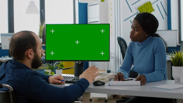 Paralysé entretreneur expliquer l'évolution financière pointant vers l'écran vert — Photo