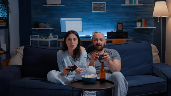 Odhodlaný vzrušený pár vyhrávat videohry — Stock fotografie