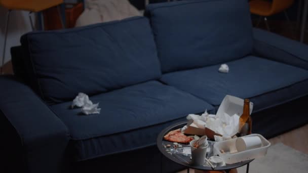 Caos en la sala de estar vacía con comida basura en la mesa — Vídeos de Stock