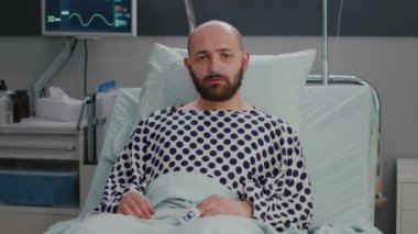 Burun oksijen tüpü ve solunum yetmezliği olan hastaneye kaldırılan hasta adam potansiyeli.