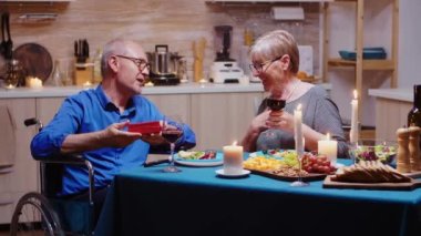 Büyükanne hediyeye bakıyor.