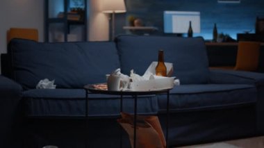 Sefalet masasında yemek ve içki artıklarıyla birlikte masayı kapat.