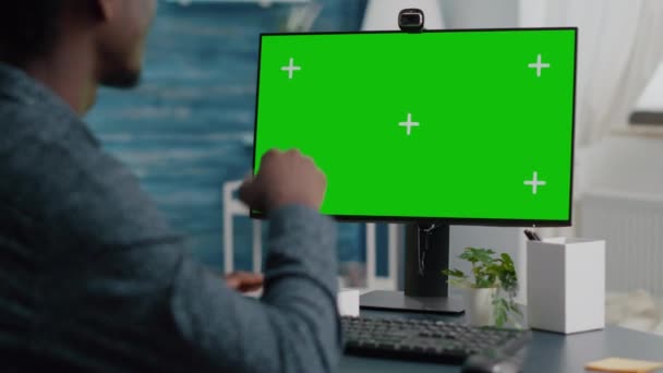 Närbild av afrikansk amerikansk man talar på videosamtal på datorn med mock up chroma display — Stockvideo