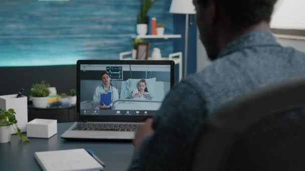 Online wideo rozmowy na laptopie, rozmowy z lekarzem z oddziału szpitalnego — Wideo stockowe