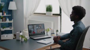Siyahi adam uzaktan kumandalı ev işçisi internet üzerinden iş görüşmesi yapıyor.