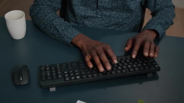 Noir afro-américain personne tapant sur PC clavier — Video