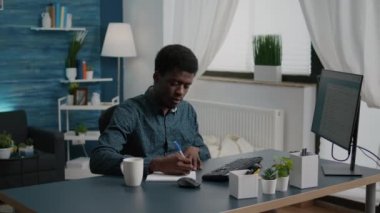 Freelancer not defterine not alıyor ve bilgisayara bakıyor