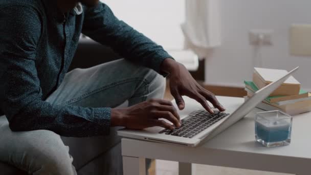 Cerca de hombre negro manos navegando usando ordenador portátil, buscando en las redes sociales — Vídeo de stock