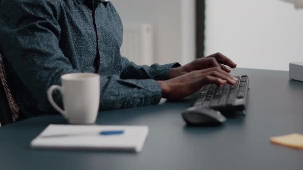 Preto Africano americano gerente trabalhando em casa, tuping no teclado do computador — Vídeo de Stock