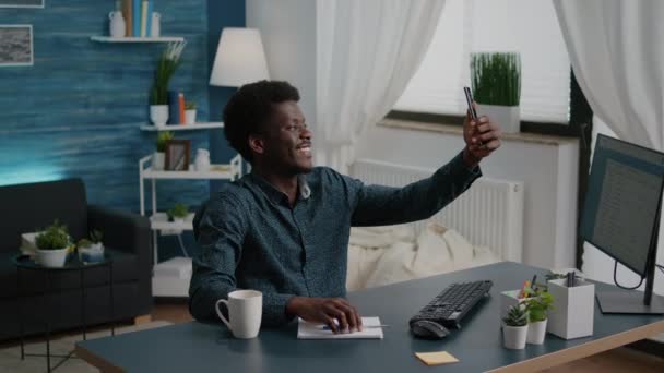 Autentyczny afrykański czarny mężczyzna robi selfie w przytulnym salonie — Wideo stockowe