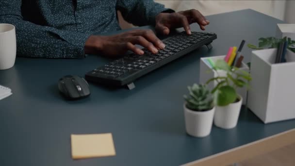 Вид чернокожего афроамериканца, играющего на компьютерной клавиатуре — стоковое видео