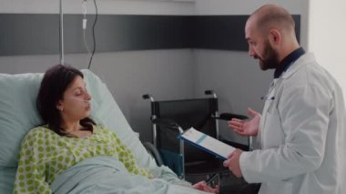 Pratisyen hekim, pano izleme hastalığının teşhisi üzerine test uzmanlığı yazıyor.